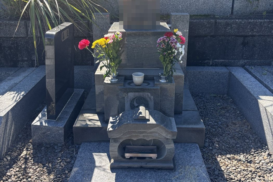 お花とお線香をお供えしたお墓